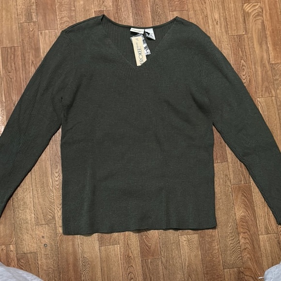 Cherokee Sweaters - Cherokee Green V-Neck Sweater Classic Style (B5)